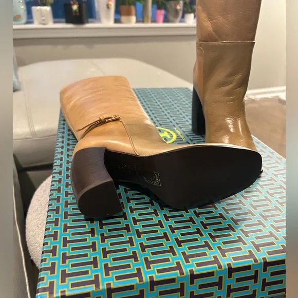✨Tory Burch (NWT) Curve Heel Buckle Boots in Leather Size 6✨